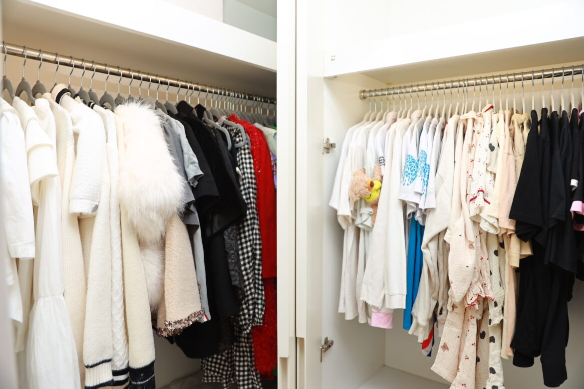 meo-giup-sap-xep-tu-do-gon-gang-tiet-kiem-khong-gian (1) Xác định quần áo để treo hoặc gấp gọn trước khi sắp xếp tủ đồ